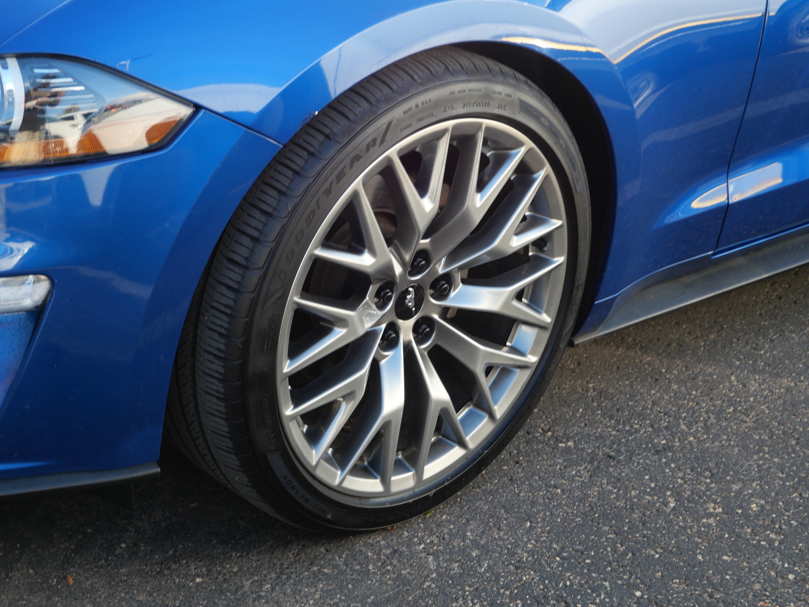 Used 2018 Ford Mustang Coupe w/ Black Accent Package RWD image 4