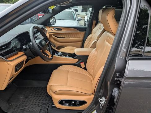 Used 2023 Jeep Grand Cherokee Summit AWD/4WD image 9