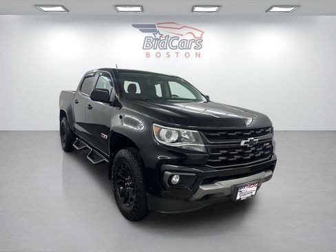 Used 2021 Chevrolet Colorado Z71 w/ Z71 Midnight Edition AWD/4WD image 3
