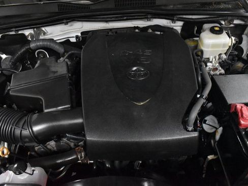 Used 2017 Toyota Tacoma TRD Off-Road w/ Tow Package (A/T) image 10