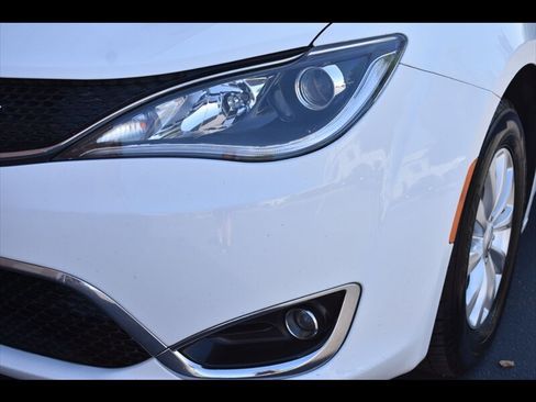 Used 2019 Chrysler Pacifica Touring-L image 46