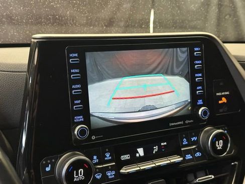 Used 2022 Toyota Highlander XLE AWD/4WD image 24