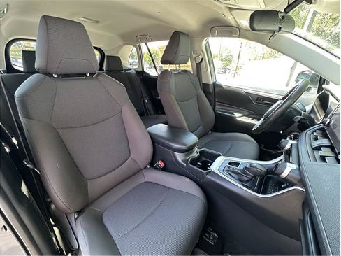 Used 2024 Toyota RAV4 LE AWD/4WD image 4