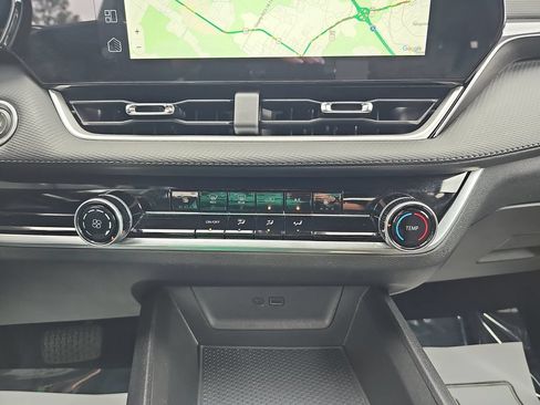 Used 2025 Chevrolet Equinox LT FWD image 24