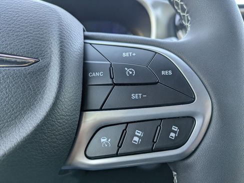 Used 2025 Chrysler Pacifica Select image 15