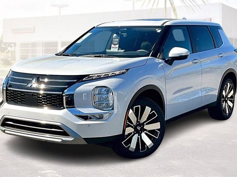 New 2025 Mitsubishi Outlander SE image 2