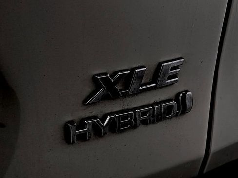 Used 2022 Toyota RAV4 XLE Premium AWD/4WD image 31