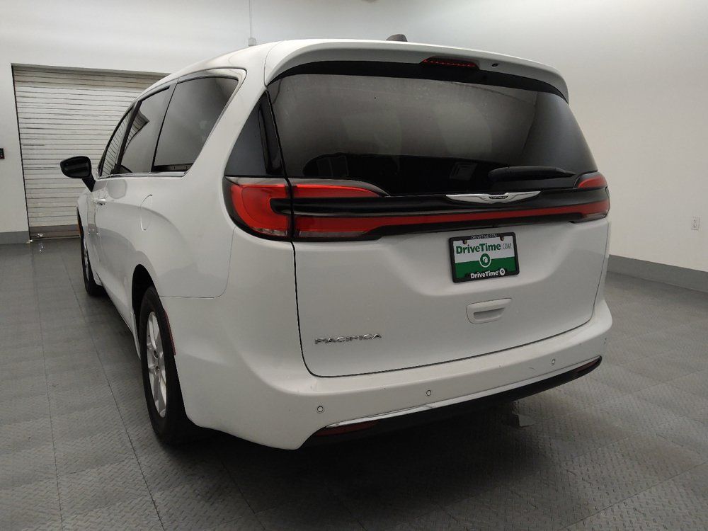Used 2024 Chrysler Pacifica Touring FWD image 5