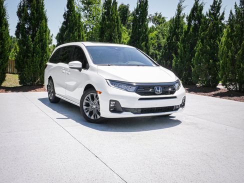 New 2026 Honda Odyssey Touring image 2