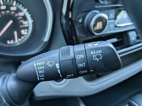 Used 2021 Toyota Highlander XLE image 55