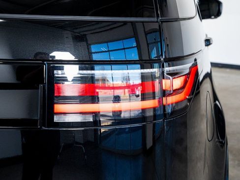 Used 2024 Land Rover Discovery Dynamic SE image 28