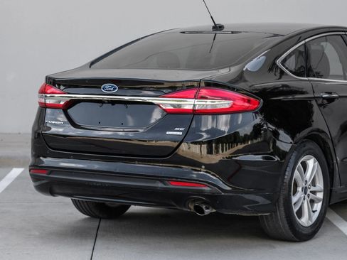 Used 2018 Ford Fusion SE w/ Fusion SE Technology Package FWD image 12