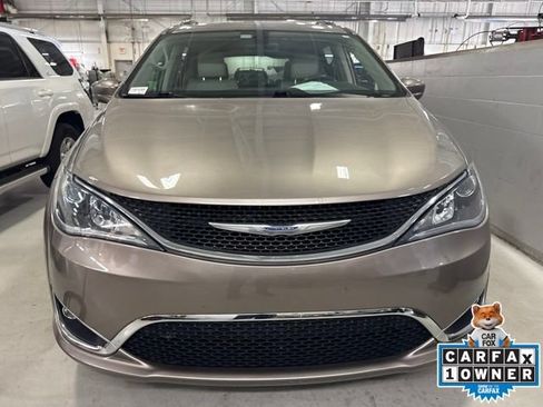 Used 2018 Chrysler Pacifica Touring-L FWD image 11