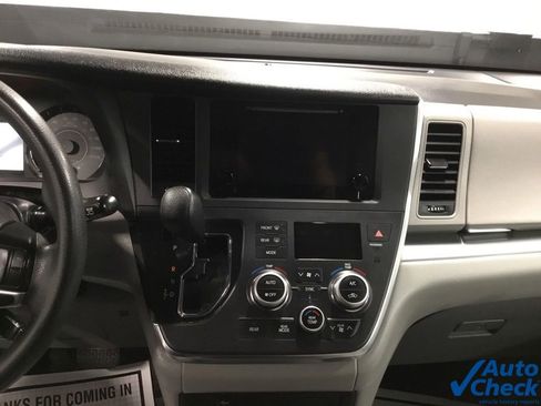 Used 2017 Toyota Sienna LE image 48