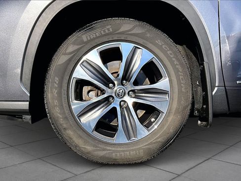 Certified 2022 Toyota Highlander XLE image 10