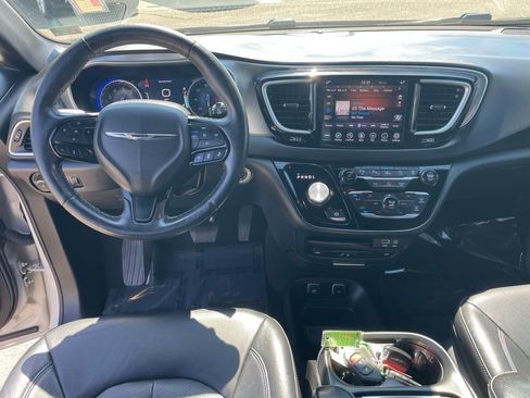 Used 2020 Chrysler Pacifica Touring-L w/ Advanced Safetytec Group AWD/4WD image 4