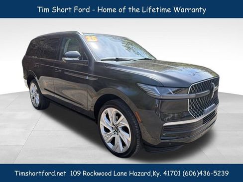 Used 2025 Lincoln Navigator Reserve AWD/4WD image 6