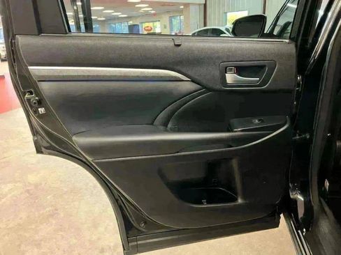 Used 2018 Toyota Highlander SE image 31