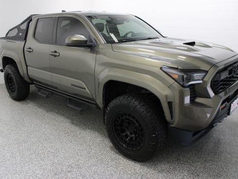 Used 2024 Toyota Tacoma TRD Sport AWD/4WD image 4