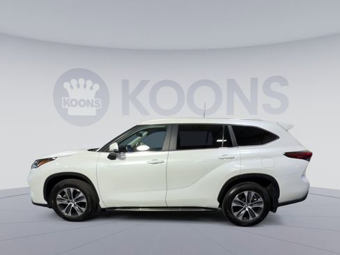 Used 2023 Toyota Highlander XLE image 7