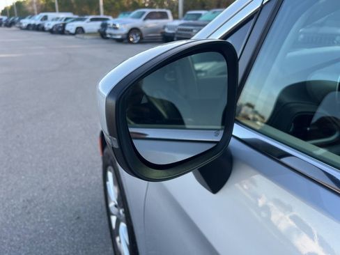 Used 2023 Chrysler Pacifica Touring-L image 42