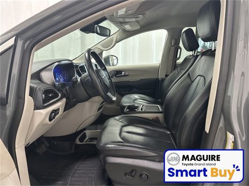 Used 2022 Chrysler Pacifica Touring-L image 4