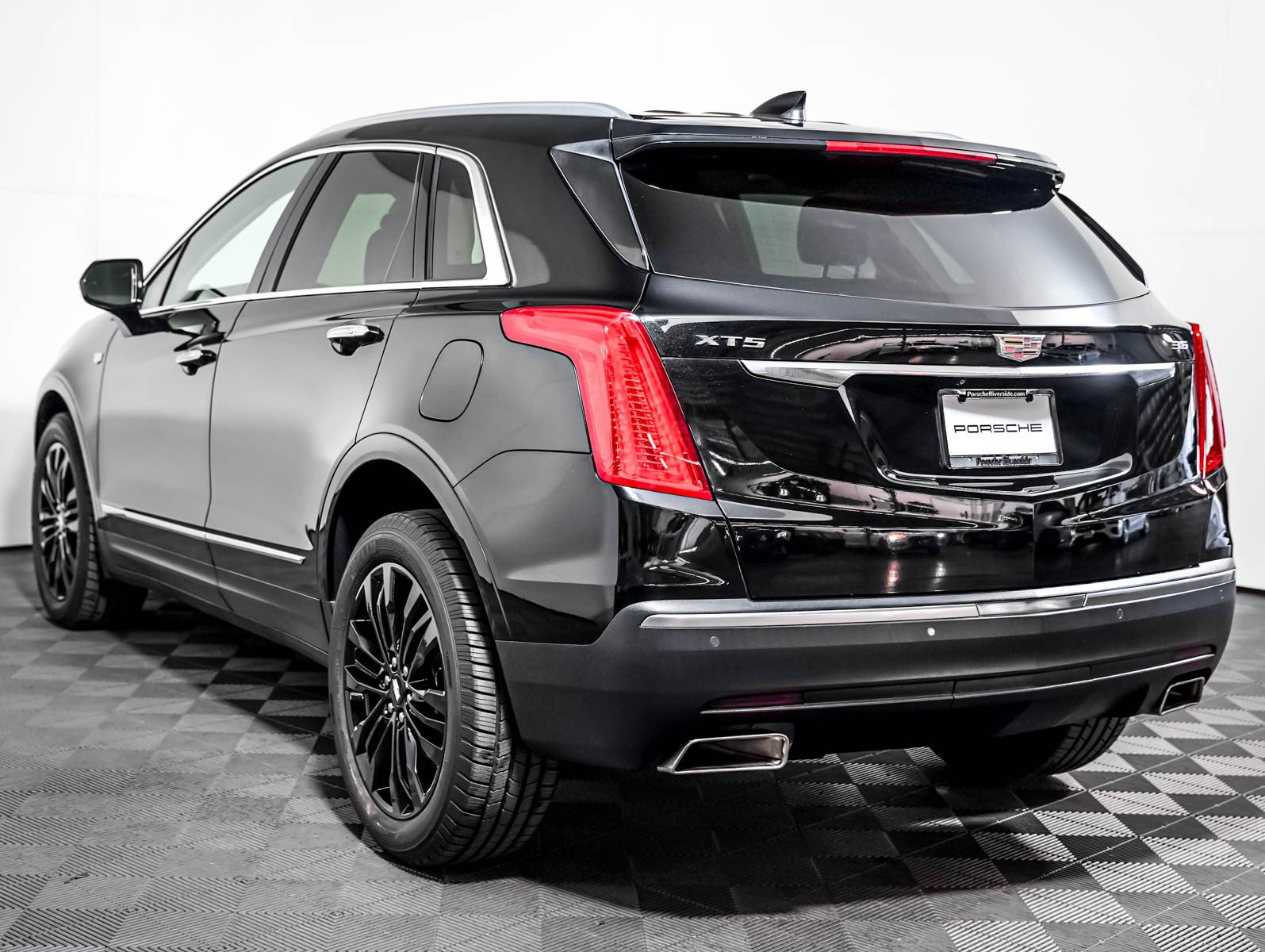 Used 2017 Cadillac XT5 Premium Luxury FWD image 2