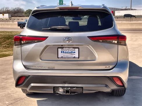 Used 2020 Toyota Highlander XLE image 6