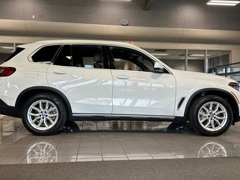 Used 2023 BMW X5 xDrive40i w/ Premium Package image 3