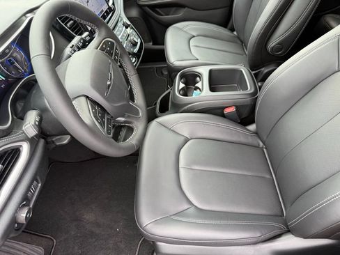 New 2026 Chrysler Pacifica Select FWD image 15