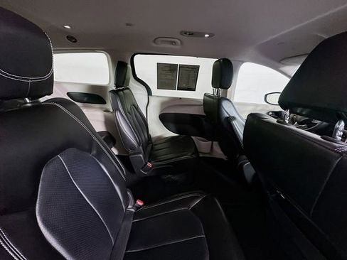 Used 2023 Chrysler Pacifica Touring-L FWD image 28
