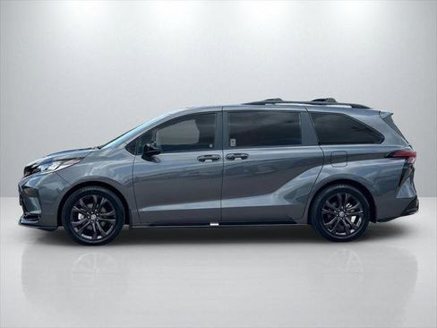 Certified 2025 Toyota Sienna XSE FWD image 8