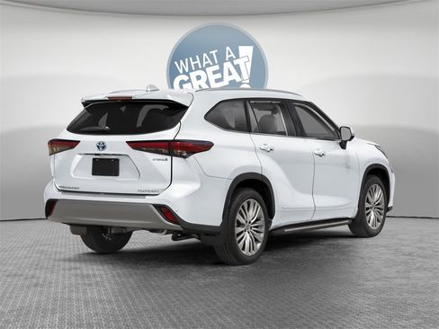 New 2026 Toyota Highlander Platinum image 2
