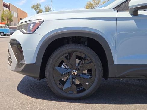 New 2026 Volkswagen Taos SE FWD image 5