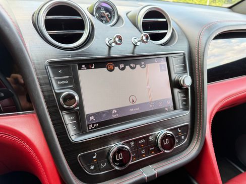 Used 2018 Bentley Bentayga AWD/4WD image 31