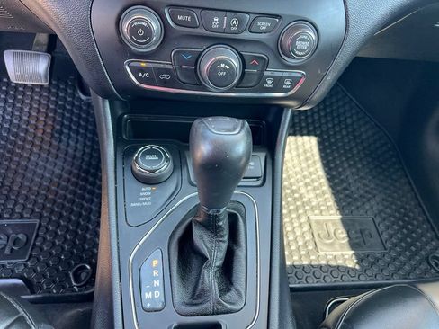 Used 2020 Jeep Cherokee Latitude Plus w/ Cold Weather Group AWD/4WD image 31