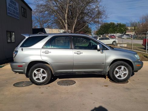 Used 2001 Lexus RX 300 w/ Premium Pkg Plus FWD image 2