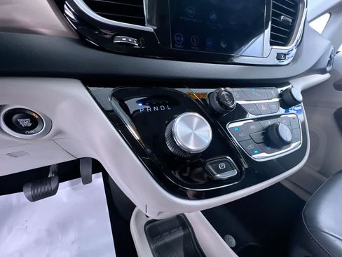 Used 2018 Chrysler Pacifica Touring-L Plus FWD image 31