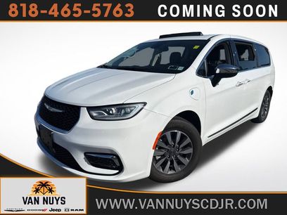 Used 2023 Chrysler Pacifica Limited w/ Uconnect Theater Family Group