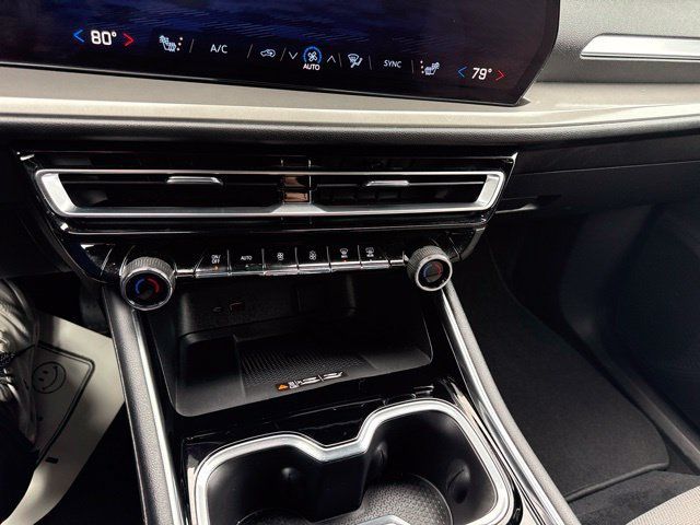 Used 2024 Chevrolet Traverse LT FWD image 12