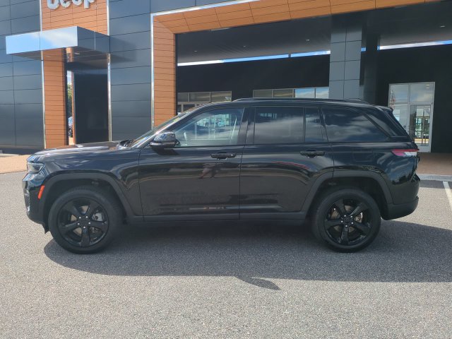 Used 2023 Jeep Grand Cherokee Limited w/ Black Appearance Package AWD/4WD image 7