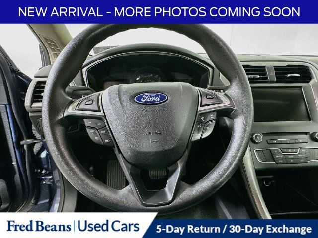 Used 2018 Ford Fusion SE w/ Fusion SE Technology Package FWD image 15