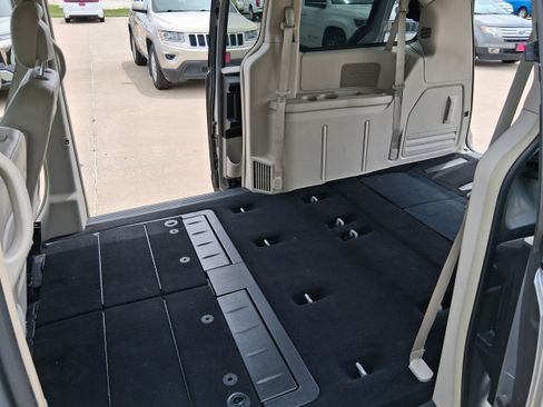 Used 2013 Chrysler Town & Country Touring FWD image 20