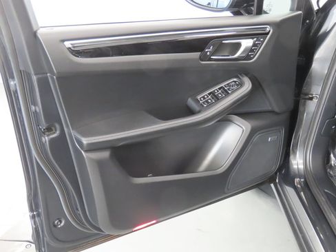 Certified 2026 Porsche Macan AWD/4WD image 35