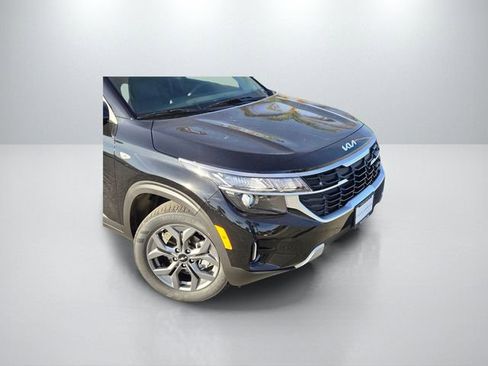 New 2026 Kia Seltos LX FWD image 3