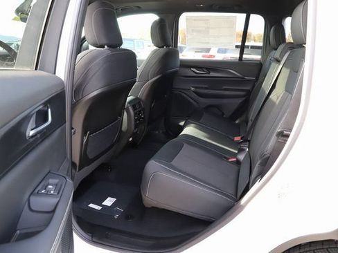 New 2025 Jeep Grand Cherokee Laredo X w/ Luxury Tech Group I AWD/4WD image 16