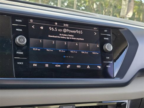 Used 2023 Volkswagen Taos SE w/ Panoramic Sunroof Package image 23