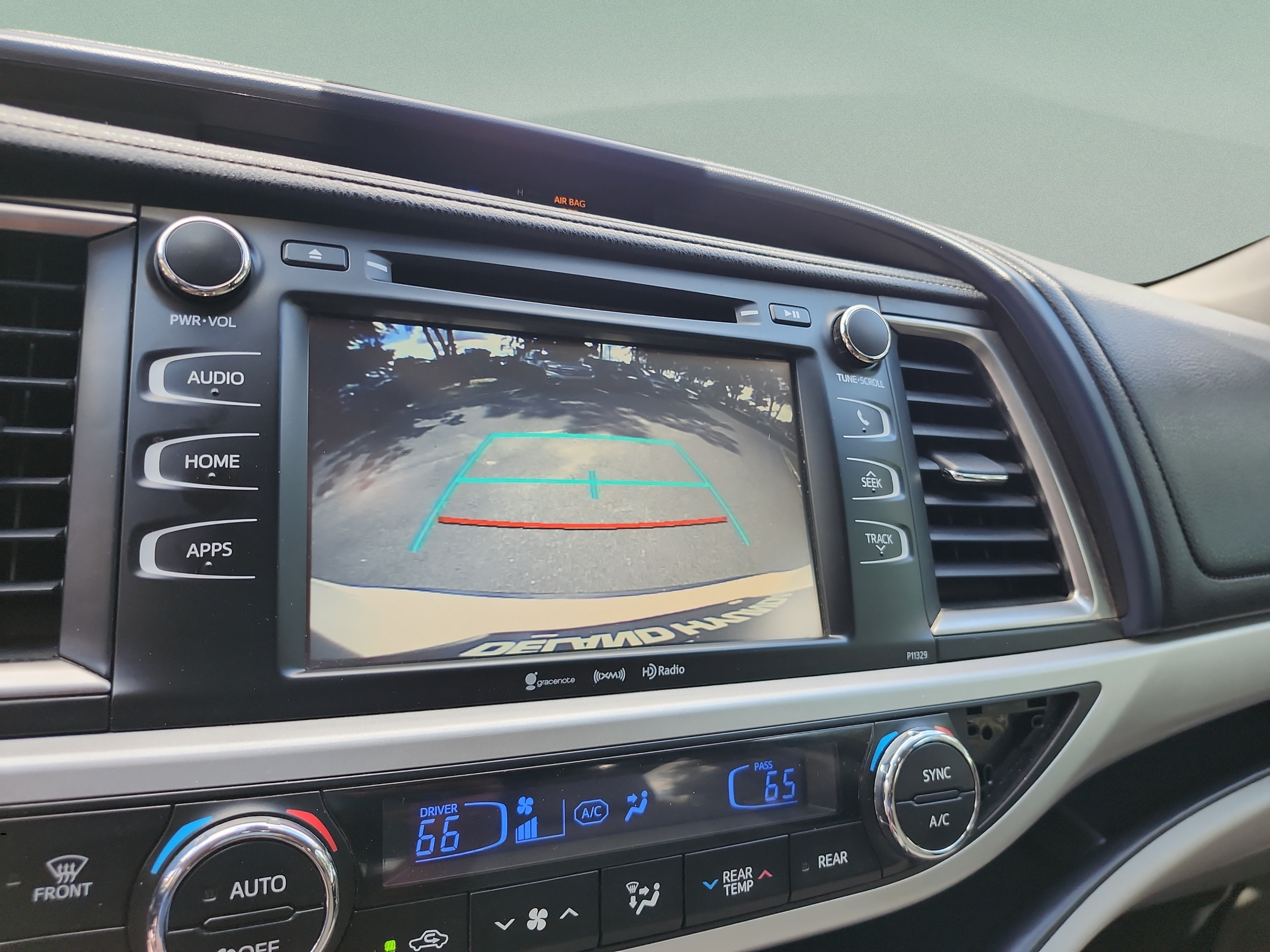 Used 2018 Toyota Highlander Plus FWD image 25