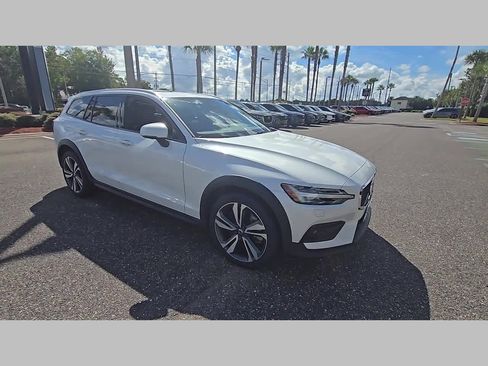 Used 2023 Volvo V60 B5 Cross Country Plus image 37