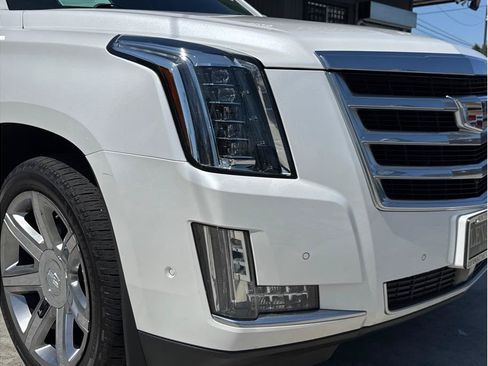 Used 2018 Cadillac Escalade Premium Luxury AWD/4WD image 9